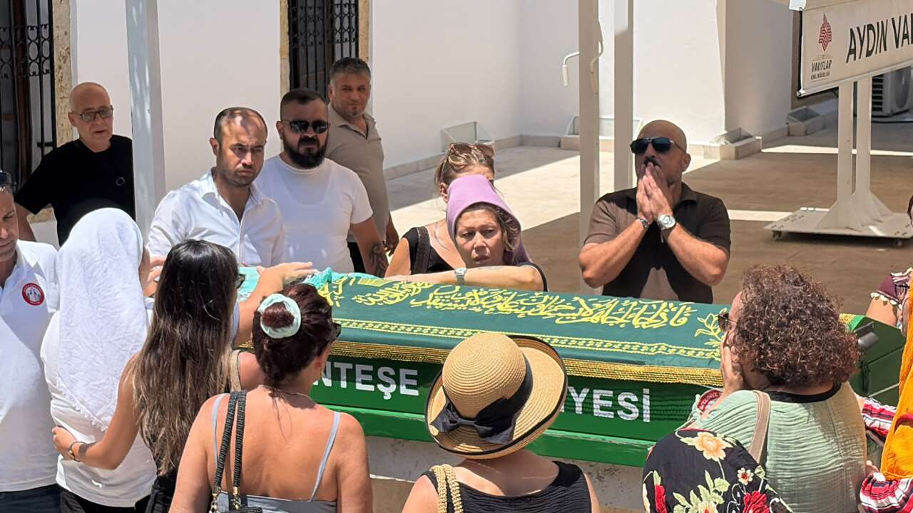 Muğla’da Hayatını Kaybeden Sevil Işıktekin Son Yolculuğuna Uğurlandı: Tabutunu Kadınlar Omuzladı 2